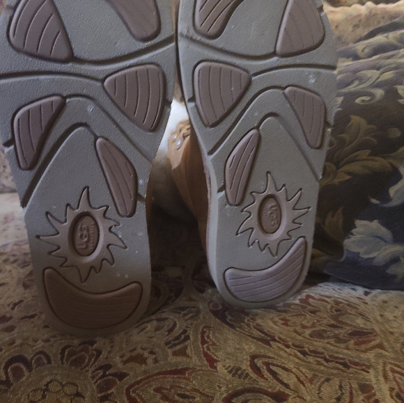 Uggs size 8 like new - Picture 4 of 6